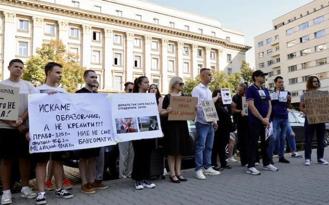 "Не сме банкомати!" - Студенти излязоха на протест срещу високите такси