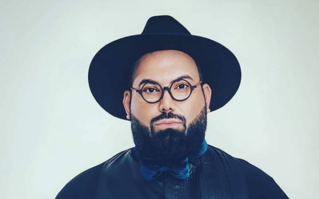 Спешно: Шият нови костюми за стопилия се Мон Дьо