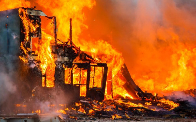 Голям пожар в Белослав, горят къщи