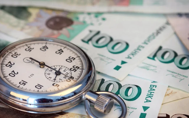 Защо младите затъват в дългове?