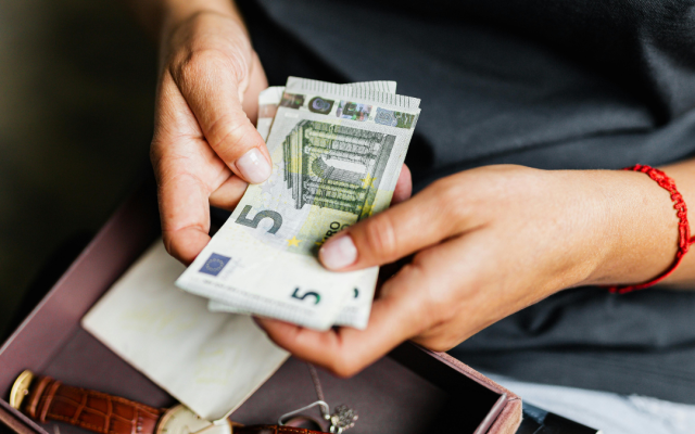 КНСБ: Правителството намалява минималната заплата