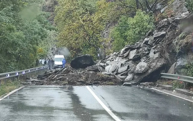 Срутила се скална маса блокира пътя Асеновград - Смолян