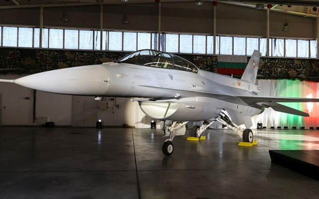 Пристигат още два F-16 в България