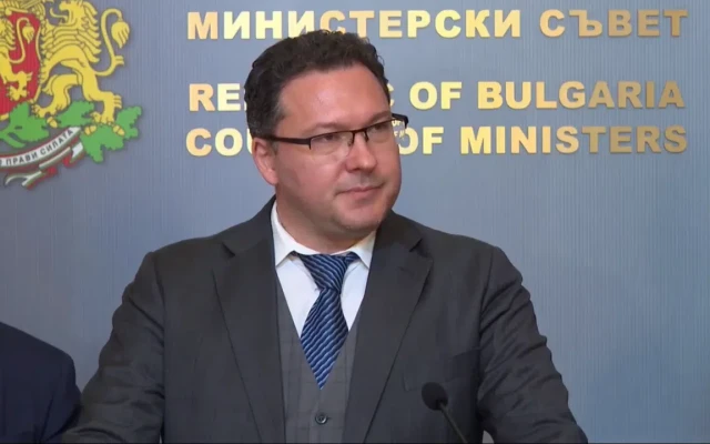 Заради обилните дъждове: Министър Митов свиква работно съвещание в сградата на МВР