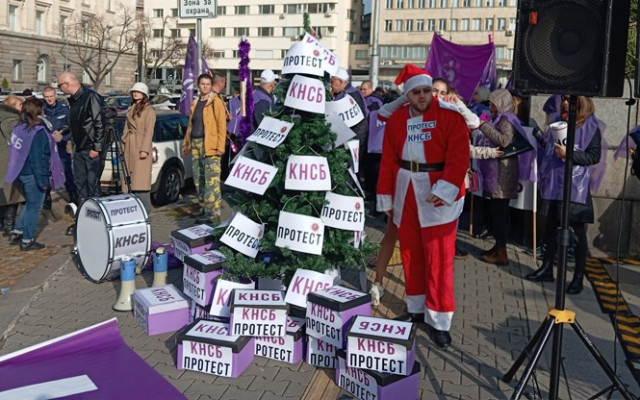 КНСБ украси протестна елха пред Народното събрание