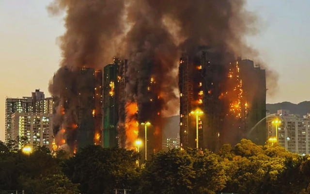 Огнен ад в жилищни сгради в Хонконг отне десетки животи