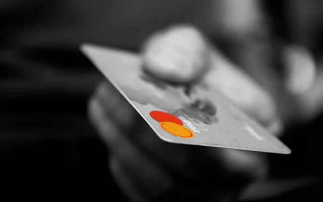 Важен съвет в навечерието на влизането на еврото: Плащайте с карта!