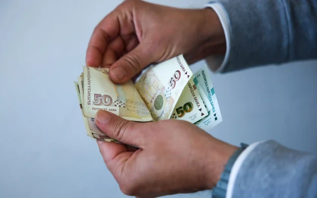 Средната работна заплата достигна 2549 лв. през третото тримесечие