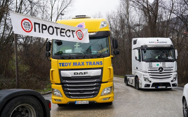 Македонските превозвачи вдигат блокадите по границите