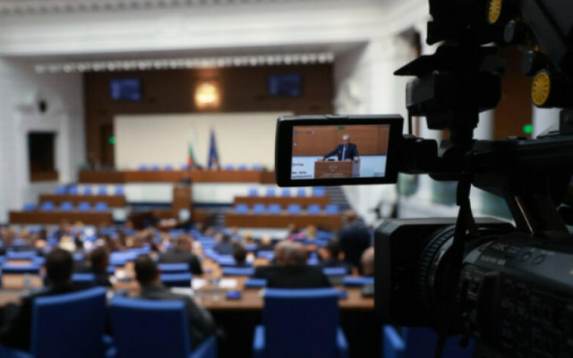 Скандал! Депутатите  привикат премиера Гюров, той не им вдигна телефона