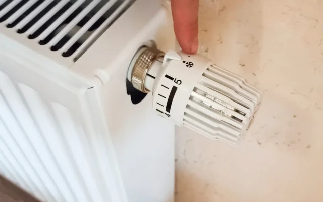 Българите без адекватно отопление на домовете си намаляват до 16% през 2025 г.