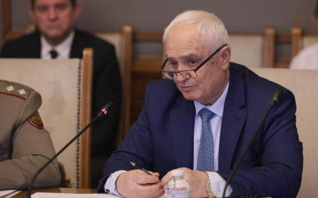 Министърът на отбраната: Летище София не се затваря за военни цели