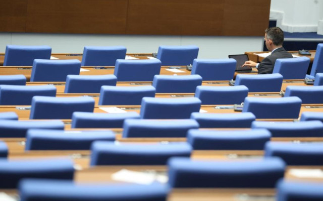 Парламентът изслушва служебния премиер и трима министри