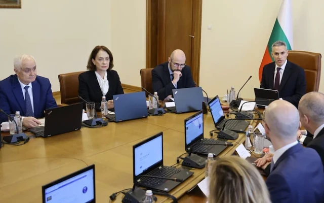 Служебният кабинет одобри 900 милиона евро за социални плащания