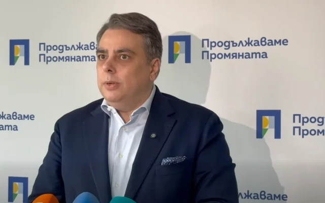 Асен Василев призова Радев да подкрепи протест срещу Сарафов