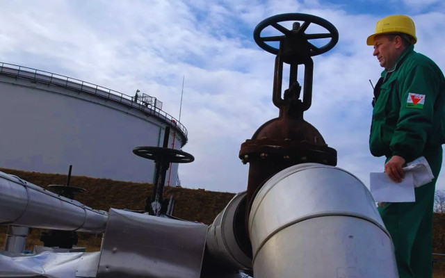 Унгария освобождава стратегически резерви от петрол след спирането на тръбопровода „Дружба“