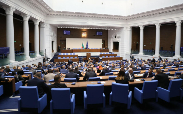 „Тренд“: Пет партии сигурни за парламента - Радев изпреварва ГЕРБ-СДС, оспорвано трето място