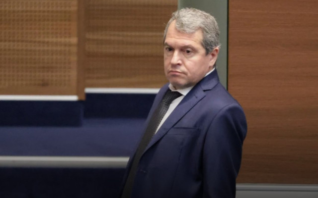 "Гюров е знаел що за морален боклук слага за министър": Тошко Йорданов показа присъда на Цицелков в парламента