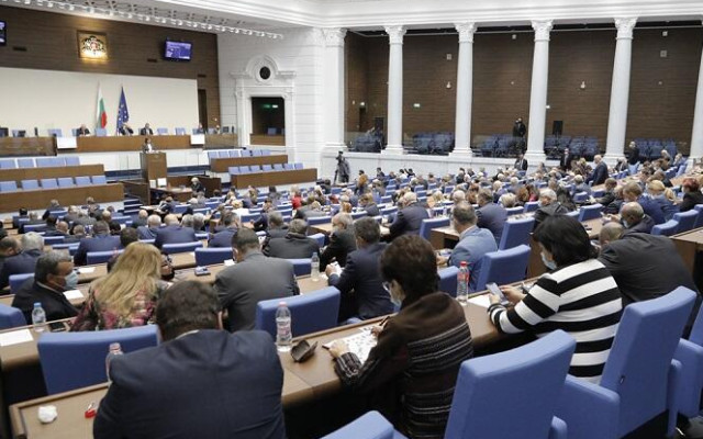 Взаимни обвинения в парламента за това кой е виновен за високата цена на тока и водата