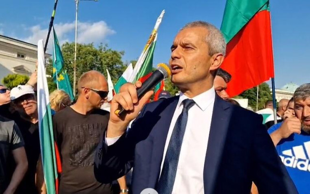 Костадинов и привърженици на "Възраждане" блокираха входа на Министерския съвет