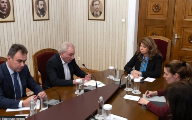 Президентът поиска от КЗК пакет от мерки за цените на горивата