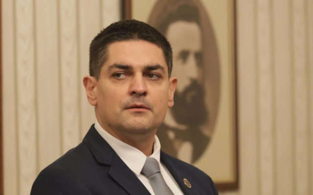 Радостин Василев е блокиран в Дубай, МЕЧ се регистрираха в ЦИК без него