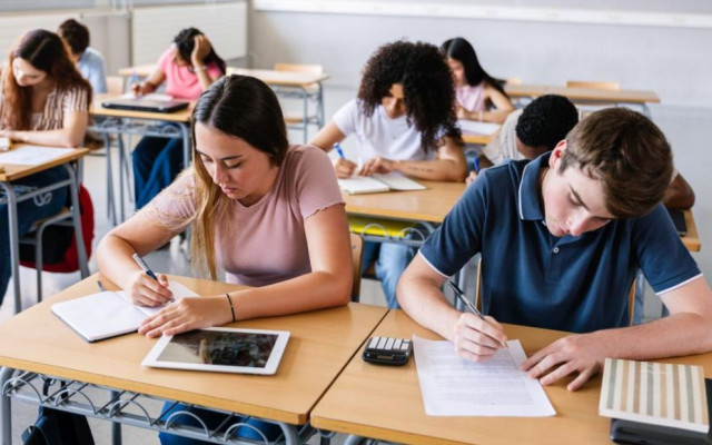 Таксите за студенти през 2026/2027: До 1000 евро годишно, медицината достига 10 хил. евро за чужденци