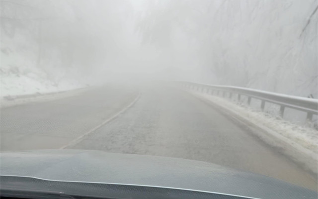 Гъста мъгла и сняг на прохода Петрохан, шофьорите да внимават