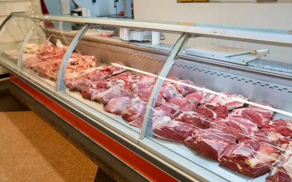 БАБХ затвори магазин заради тонове месо с изтекъл срок и без документи