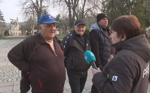 Възрастни хора вземат бързи кредити, за да си плащат сметките за ток