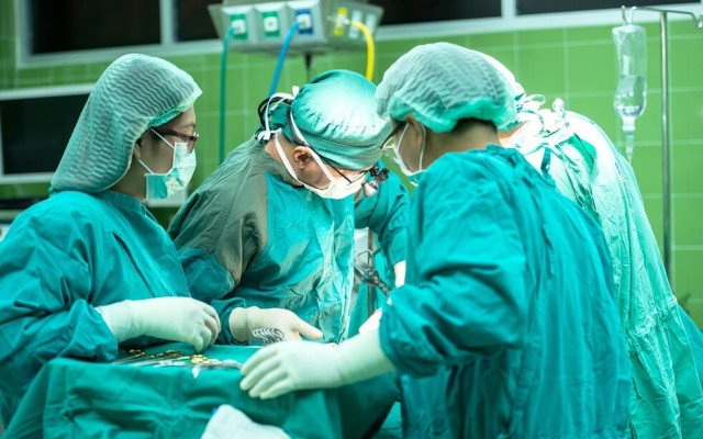 След смъртта на жена в Дупница: Защо хиалуронът в гърдите крие опасност