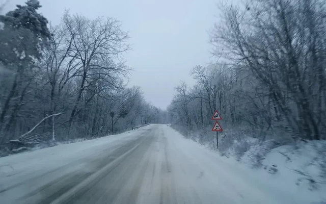 Сняг вали по проходите "Превала" и "Пампорово", снежната покривка е до 10 см