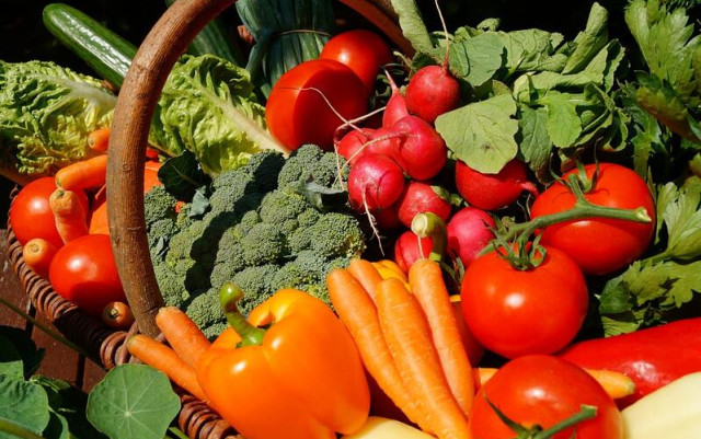 Земеделието е в колапс, разболяваме се: Вместо сочни бг плодове и зеленчуци, ядем боклуци с пестициди