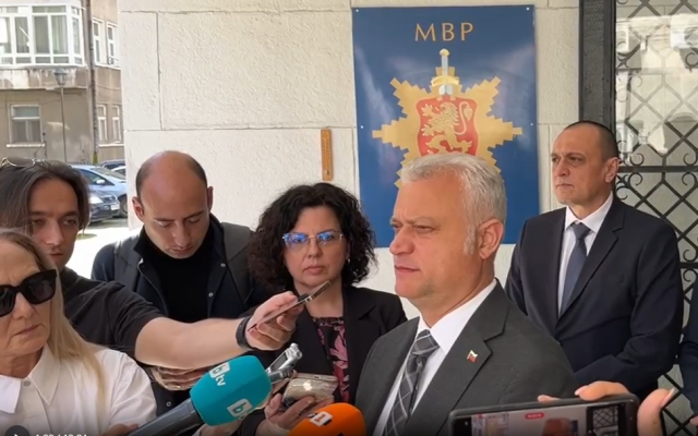 Дечев към Русинова: Взима над 5000 евро заплата, време е да се държи отговорно!