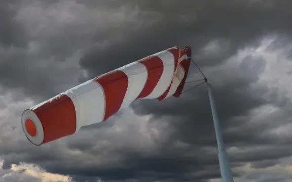 Обявиха жълт код за силен вятър в цялата страна в сряда, 8 април