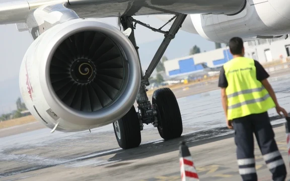 ЕК: Може да възникнат проблеми с доставките на авиационно гориво