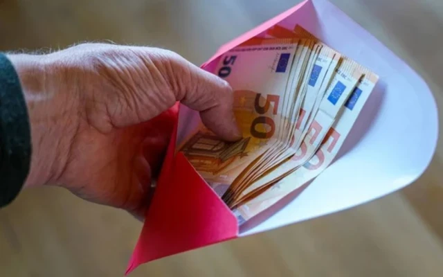 Ако човек получава 1500 евро, но се осигурява на минимална заплата, за период от 30 години може да загуби близо 120 525 евро