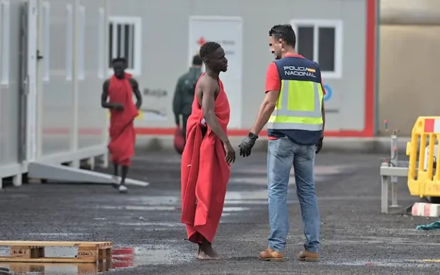 Испания узаконява 500 000 мигранти без документи