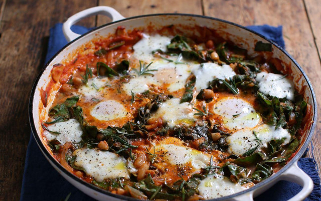 Яйца в пикантен доматен сос с боб и спанак