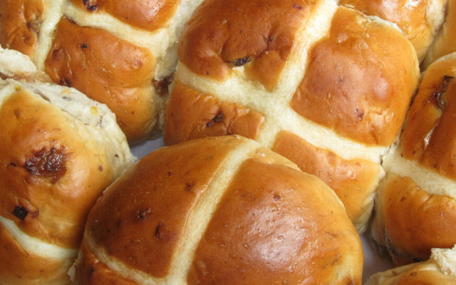 Днес се боядисват великденски яйца и се месят козунаци