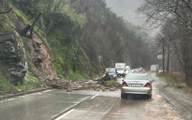 Повече от 10 са свлачищата на пътя Асеновград–Смолян