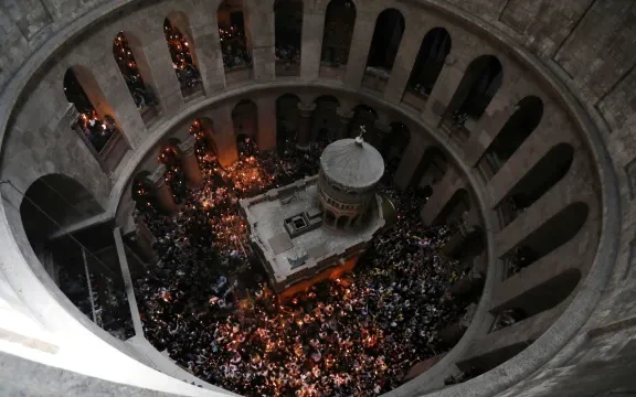 С правителствен самолет от Йерусалим: Благодатният огън ще пристигне в Гърция на Велика събота
