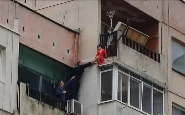 След драмата в Ямбол: спасеното дете може да бъде събрано със сестра си