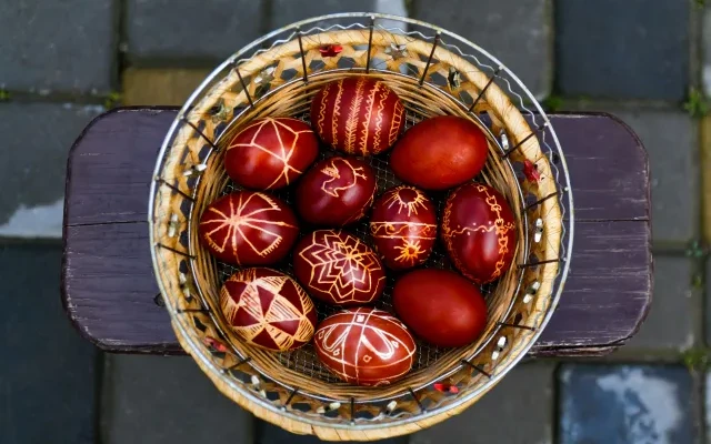 Тайните на боядисаното великденско яйце: Защо червеният цвят е свещен?