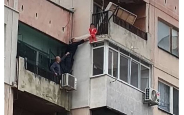 Родителите на детето, увиснало от балкон на блок, са задържани