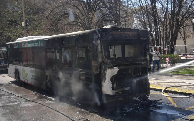 Автобус пламна в движение в центъра на Пловдив и стана на въглен (СНИМКИ, ВИДЕО)