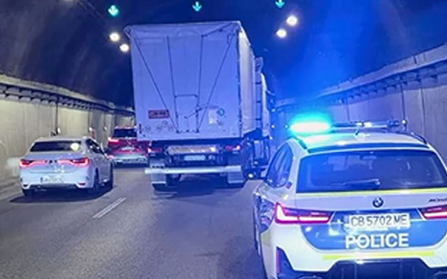 След хаоса, километричната тапа и ареста: разследват случая с тира в тунел „Витиня“