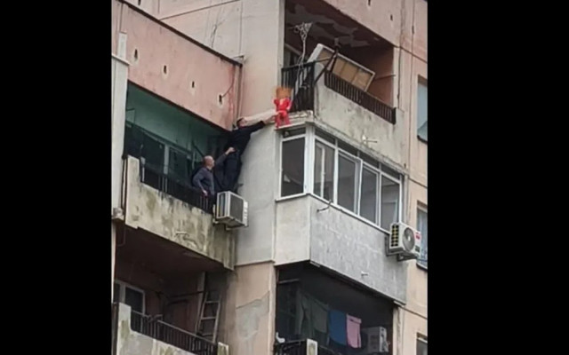 Увисналото от осмия етаж дете в Ямбол и сестра му се събират днес в приемно семейство