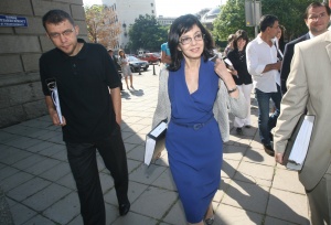 Кунева развълнувана, забравя бюлетина