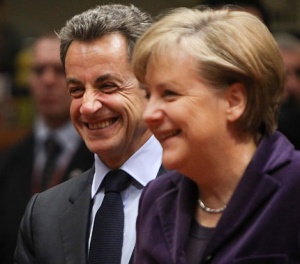 Меркел подари играчка на бебето на Саркози